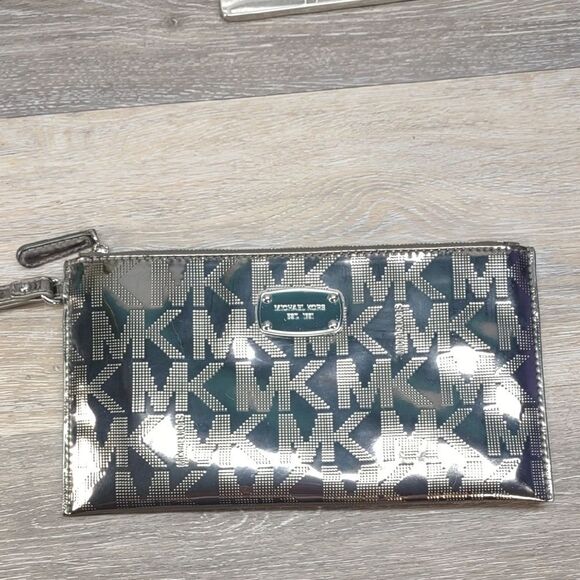 *6521 Michael Kors large wristlet - Picture 1 of 7